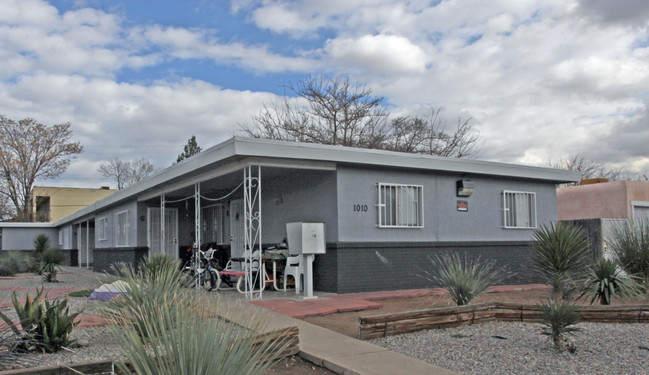 1010 Palomas Dr SE in Albuquerque, NM - Foto de edificio - Building Photo