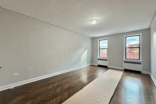 240 Cabrini Blvd in New York, NY - Building Photo