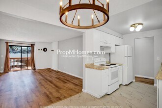 1587 SE Oak Grove Blvd in Milwaukie, OR - Building Photo - Building Photo