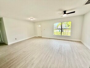 1042 SW Cairo Ave in Port St. Lucie, FL - Building Photo - Building Photo