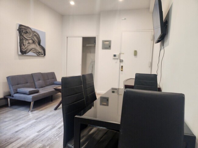 407 W 51st St in New York, NY - Building Photo - Building Photo