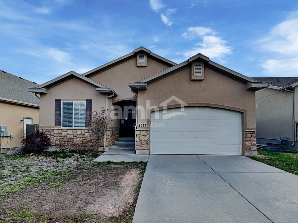 8073 S Madison Nan Dr in West Jordan, UT - Building Photo