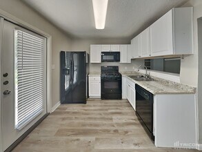 206 Royal Dr in Converse, TX - Building Photo - Building Photo