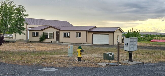 property at 1295 E Thomas Ave