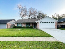 13607 Fernhill Dr in Sugar Land, TX - Building Photo