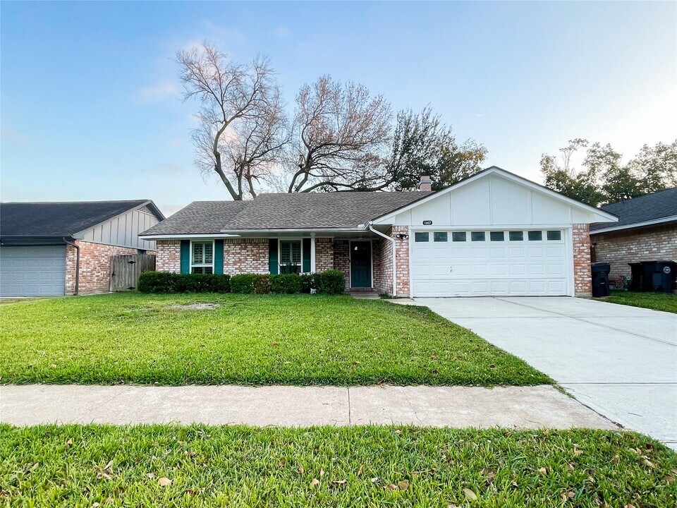 13607 Fernhill Dr in Sugar Land, TX - Building Photo