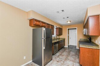 617 Park Center Blvd in Saginaw, TX - Foto de edificio - Building Photo