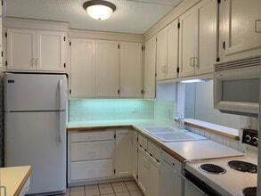 10531 Cedar Lake Rd, Unit 312 in Hopkins, MN - Foto de edificio - Building Photo