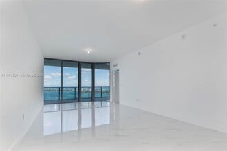 700 NE 24th St, Unit 5405 in Miami, FL - Building Photo - Building Photo