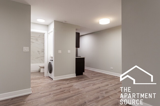 454 W Barry Ave, Unit 407