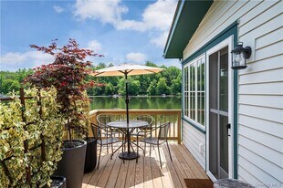 24 Cove Rd in South Salem, NY - Building Photo