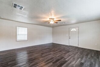 101 W Schreiner St in Kerrville, TX - Building Photo - Building Photo