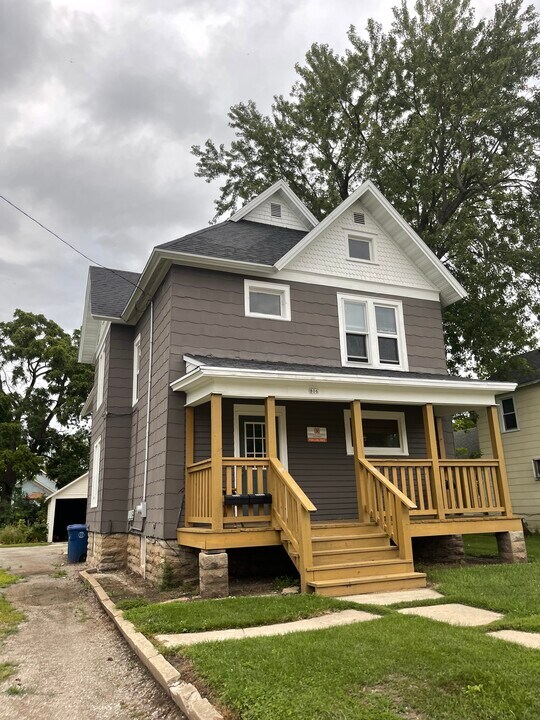 806 Scott Ave, Unit 806 in Oshkosh, WI - Building Photo