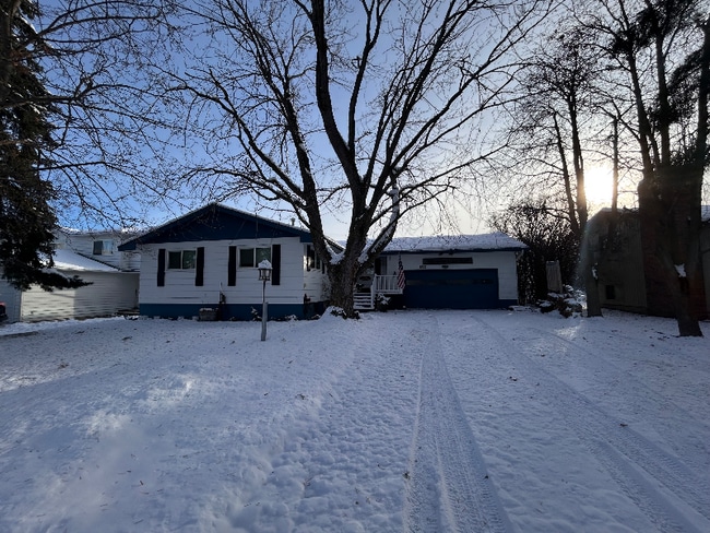 822 12th St W in Columbia Falls, MT - Foto de edificio - Building Photo
