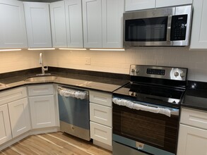 121 Cluff Crossing #12, Unit 12 in Salem, NH - Building Photo - Building Photo