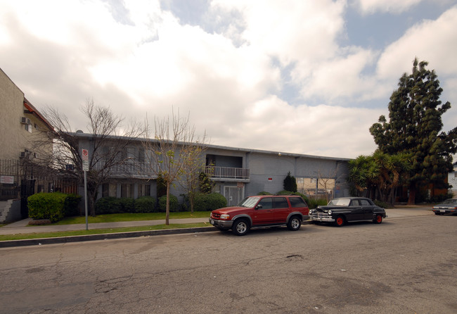 20414 Saticoy St in Los Angeles, CA - Foto de edificio - Building Photo