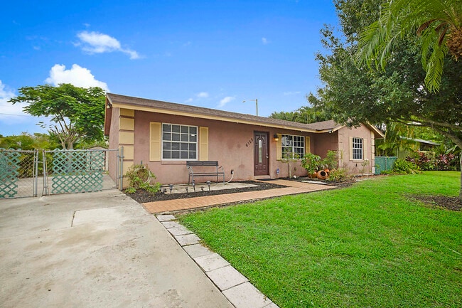 6128 Carthage Cir S in Greenacres, FL - Building Photo - Building Photo