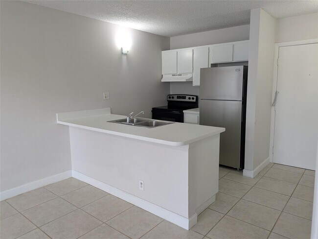 2771 Riverside Dr, Unit 317-A in Coral Springs, FL - Building Photo - Building Photo