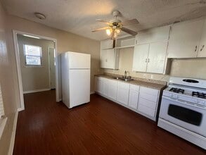 412 W Texas Ave in Iowa Park, TX - Building Photo - Building Photo