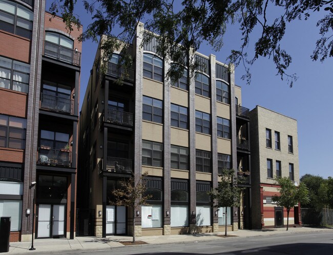 1815-21 N Milwaukee Ave in Chicago, IL - Foto de edificio - Building Photo