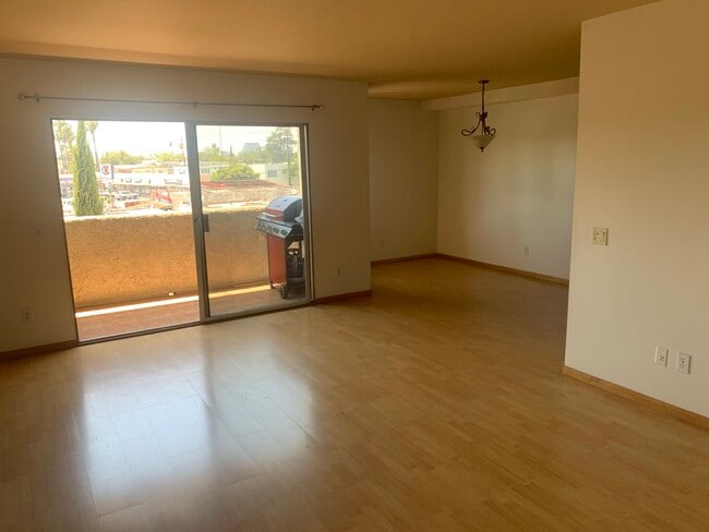 1422 Rock Glen Ave, Unit 207 in Glendale, CA - Foto de edificio - Building Photo