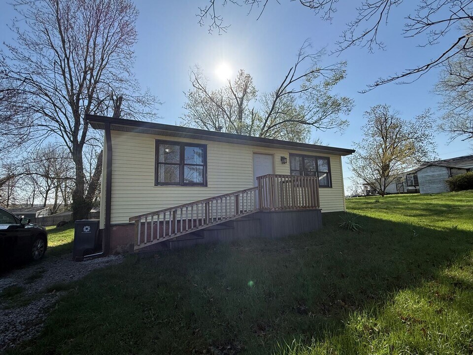 2303 S Brown Ave in Bloomington, IN - Foto de edificio