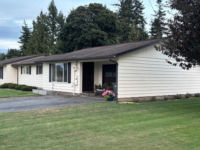 243 W King Tut Rd, Unit Cozy & Modern Duplex in Lynden, WA - Building Photo - Building Photo