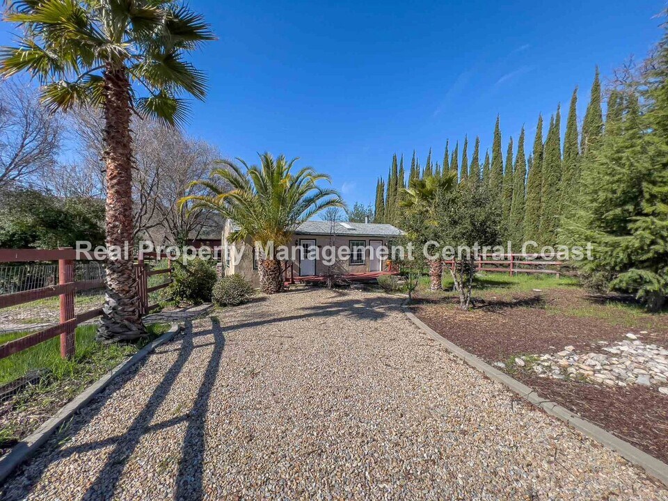 9393 Eagle Vista Way in Atascadero, CA - Building Photo