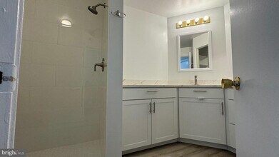 12151 Penderview Ln in Fairfax, VA - Foto de edificio - Building Photo