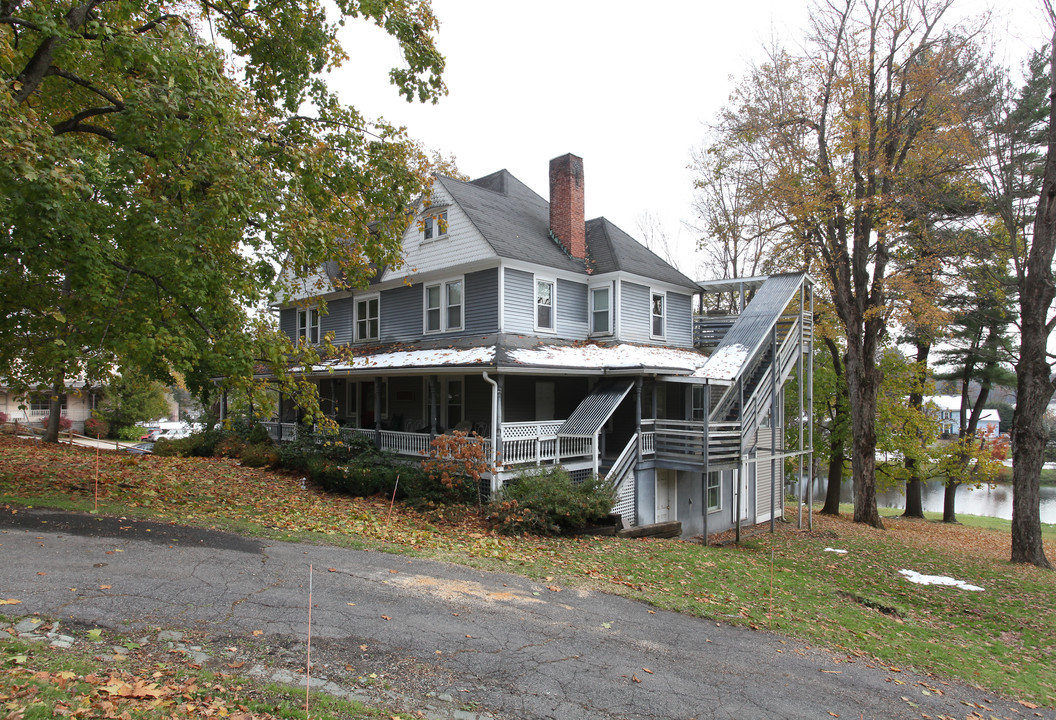 32 Millerton Rd in Lakeville, CT - Foto de edificio