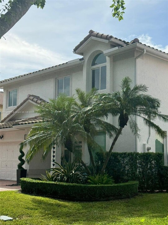 10912 NW 58th Terrace in Doral, FL - Building Photo