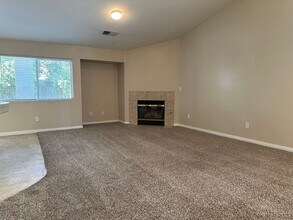 11710 Stratosphere Ave in Bakersfield, CA - Building Photo - Building Photo