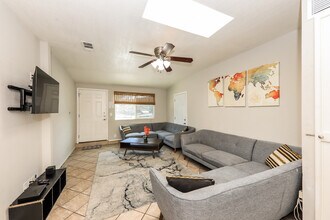 4335 Stacy Pl in San Diego, CA - Foto de edificio - Building Photo