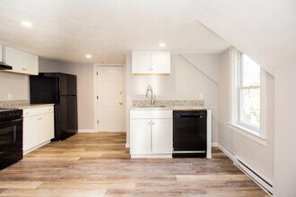 26 Dwight St, Unit 2 in Worcester, MA - Foto de edificio - Building Photo