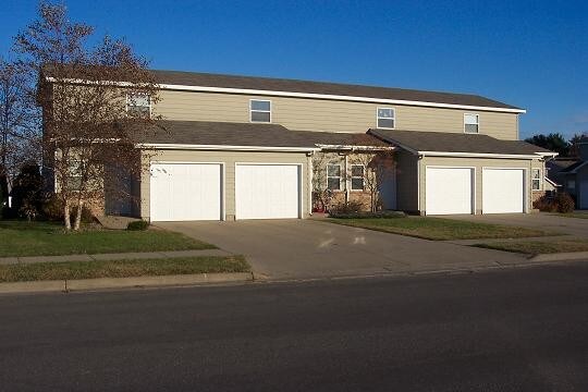 1127 Mark Ave, Unit 2 in Tomah, WI - Foto de edificio