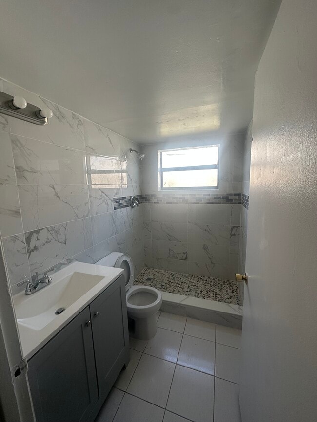 850 NE 207th Ter, Unit 101 in Miami, FL - Foto de edificio - Building Photo