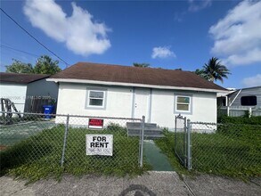 360 NE 174th St in North Miami Beach, FL - Building Photo - Building Photo