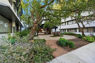3645 Peachtree Rd NE, Unit 204 in Atlanta, GA - Building Photo - Building Photo