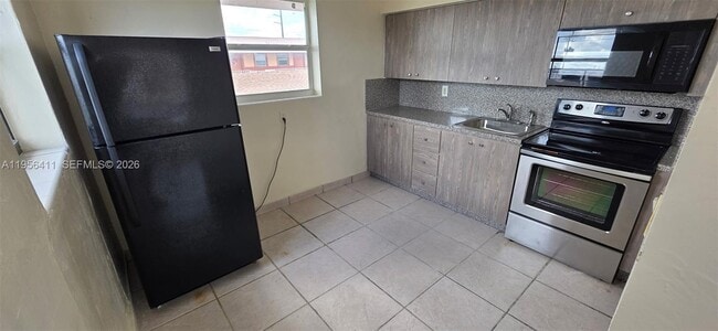 654 W 29th St in Hialeah, FL - Building Photo - Building Photo