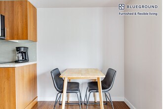 10333 Main St in Bellevue, WA - Building Photo - Building Photo