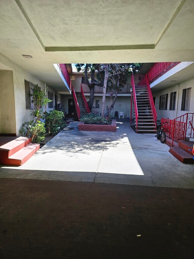 404 E Hyde Park Blvd