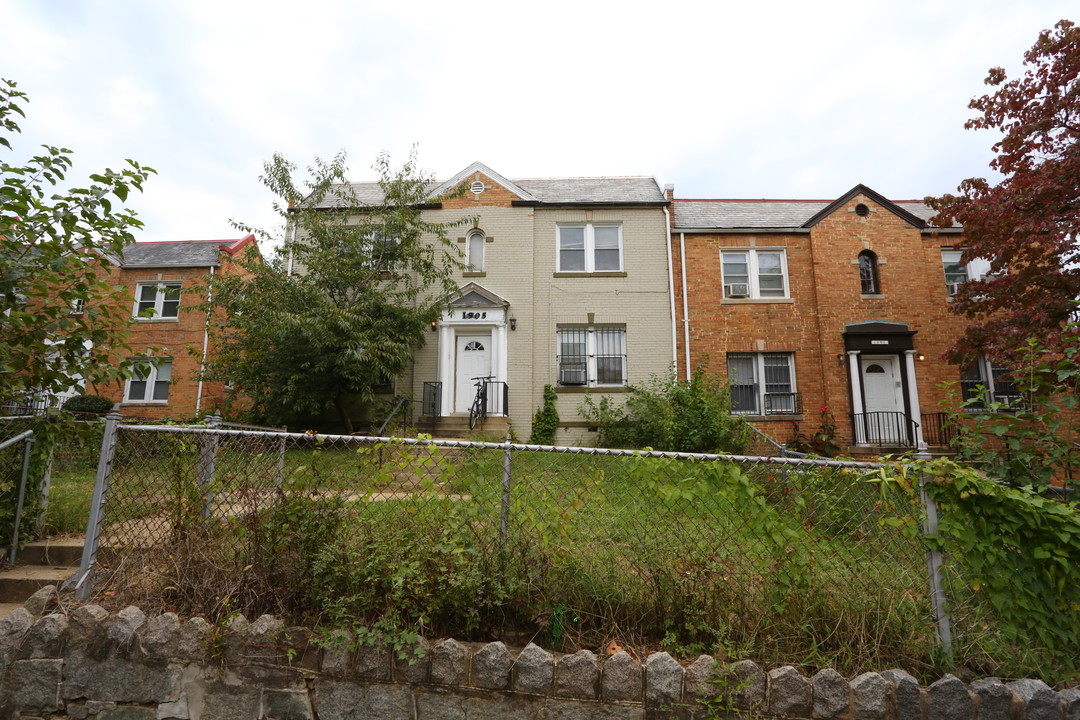 1929 2nd St NE in Washington, DC - Building Photo