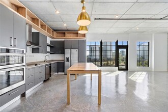 401 NW 1st Ave, Unit 402 in Fort Lauderdale, FL - Foto de edificio - Building Photo