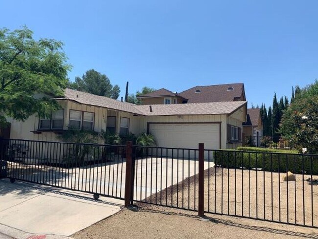 Beautiful 3 bedroom, 2 bath house in Woodl... in Woodland Hills, CA - Building Photo - Building Photo