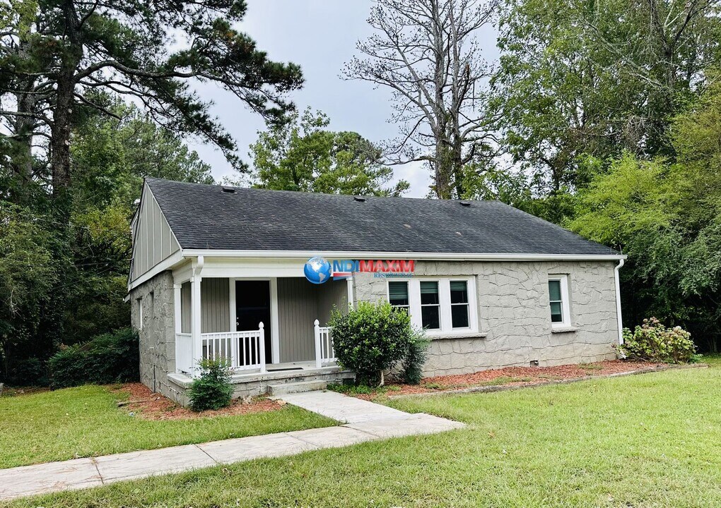 2297 Rockbridge Rd SW in Stone Mountain, GA - Building Photo