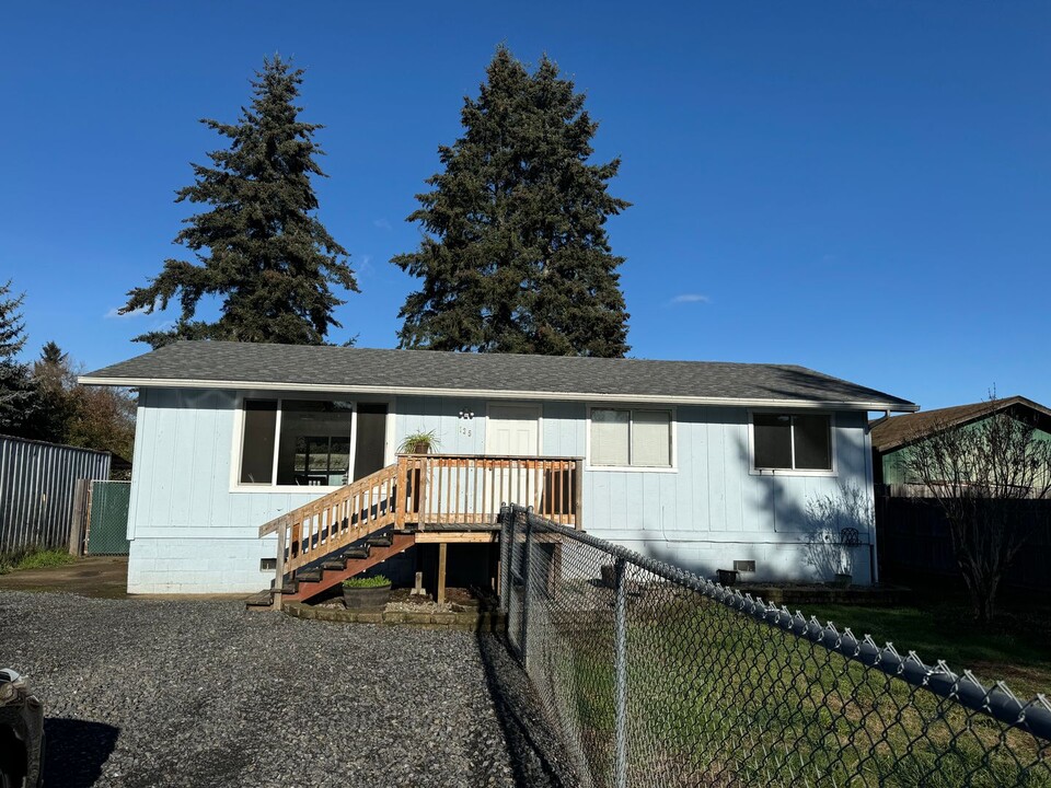 135 2nd St in Dillard, OR - Building Photo