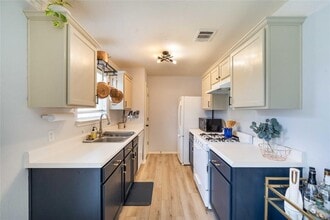 5232 Hutchinson Dr in Austin, TX - Building Photo - Building Photo