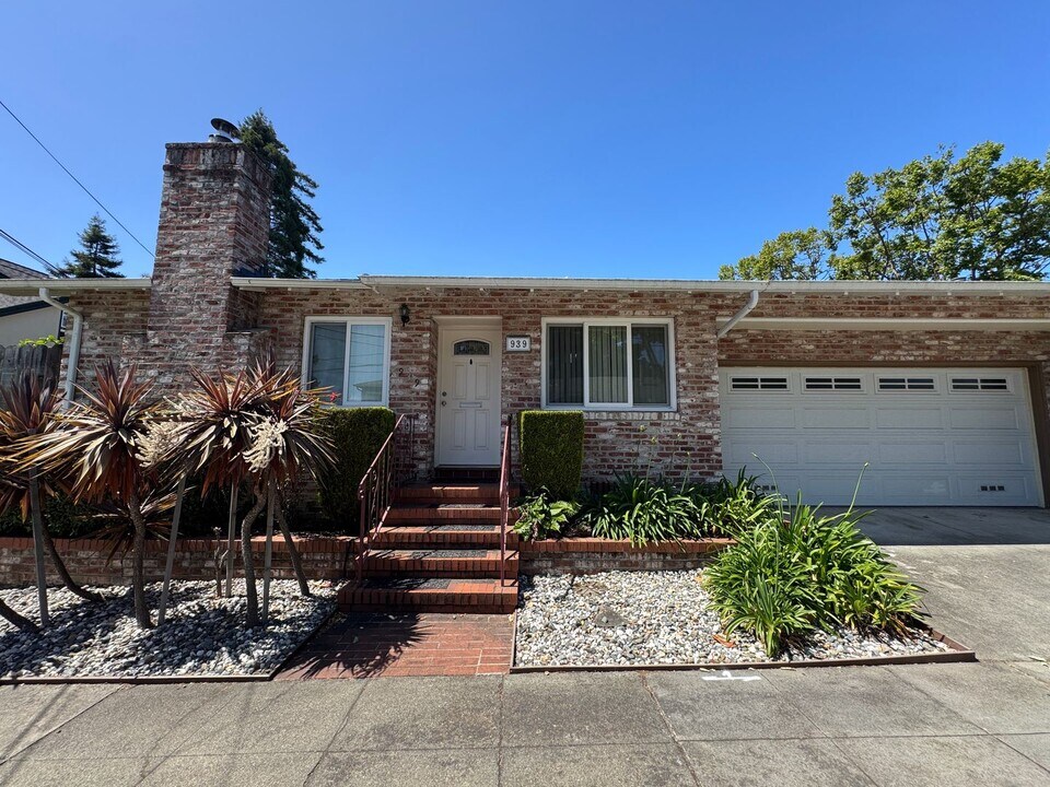 939 Capuchino Ave in Burlingame, CA - Foto de edificio