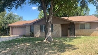 212 Hallbrook Dr in Fort Worth, TX - Building Photo