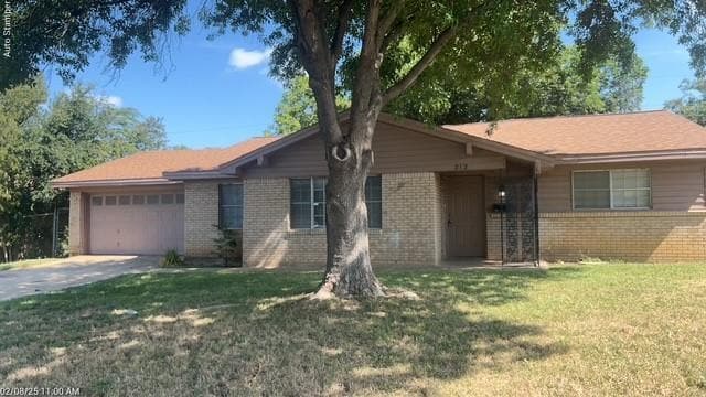 212 Hallbrook Dr in Fort Worth, TX - Building Photo